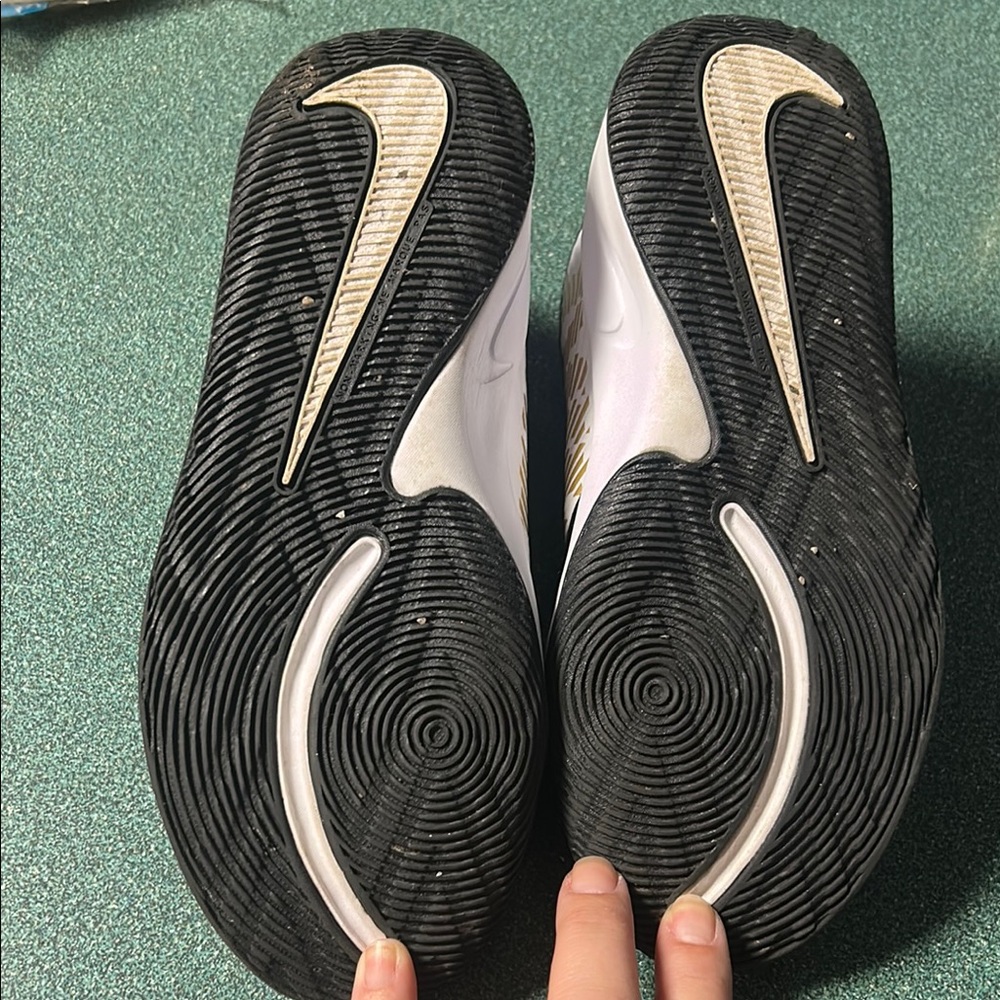 Nike Team Hustle Unisex Shoes 4Y EUC - Picture 3 of 5